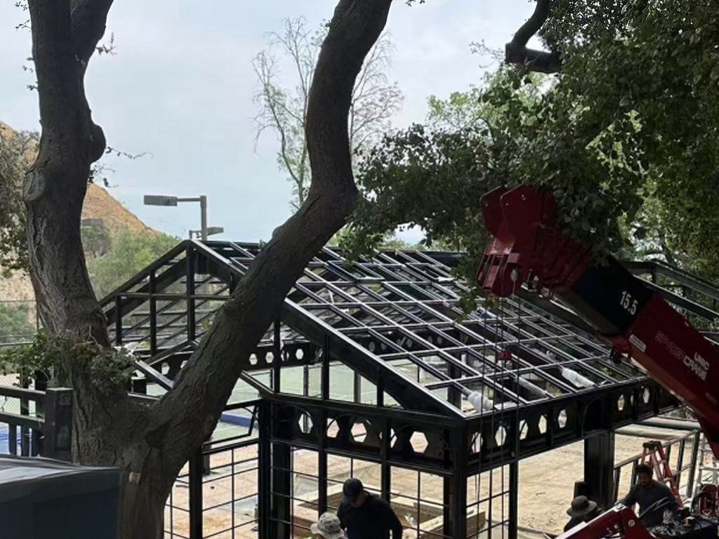Gable roof steel frame structure of victorian glass sunroom under construction